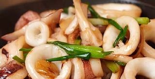 157. Calamari saltati con peperone verde