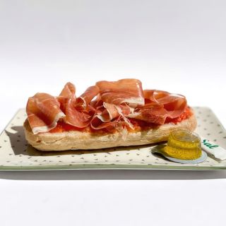 Tostada jamon serrano con tomate y aceite de oliva