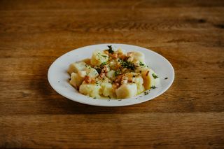 Kopytka z boczkiem i cebulką 200g