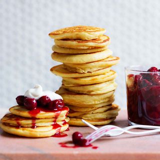 ბლინი არაჟნით და ალუბლით