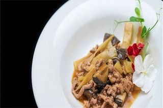 E14. Vitello con funghi e bambù