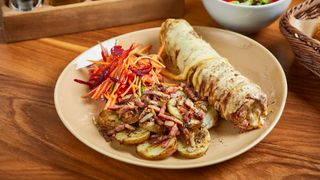 Punjena rolovana bela vešalica