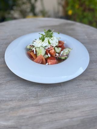 Ensalada Verduras Shopska con feta, tomates, pepinos, pimientos asados
