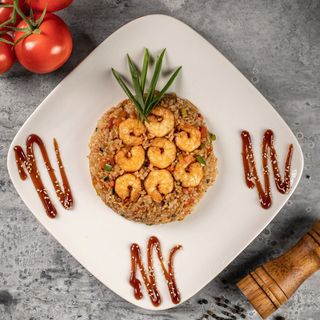 Жареный рис с креветками