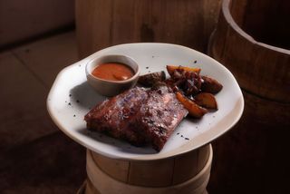 Запечені свинні ребра у томатній глазурі із картоплею (230/80/65 г)