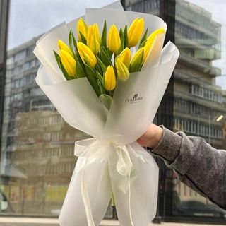 15 жовтих тюльпанів