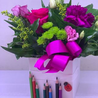 Cutie pătrată cu creioane 