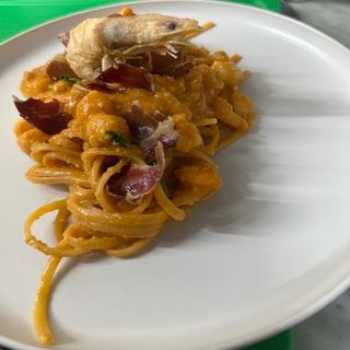 Linguine con gamberi mandorle limone e capocollo croccante 