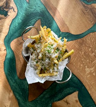 Cartofi prajiti cu parmesan, usturoi si chives