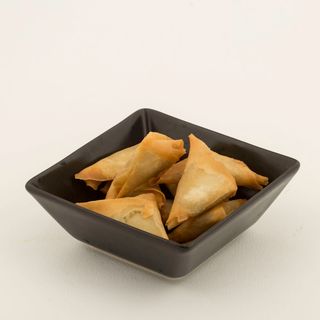 Banh cari (curry samosa)
