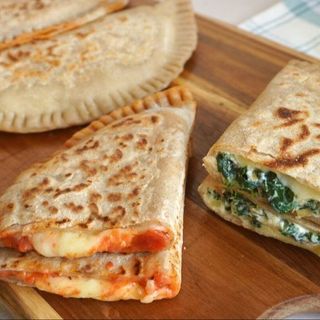 CRESCIONE Funghi, pomodoro, mozzarella