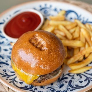 ჯი ბურგერი, ქართული მწნილეულით