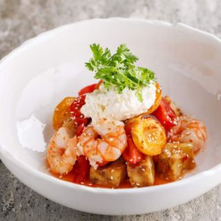 ხრაშუნა ბადრიჯნის სალათი სტრაჩატელათი და კრევეტებით