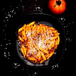 PENNE CON BOLOÑESA CASERA PARM