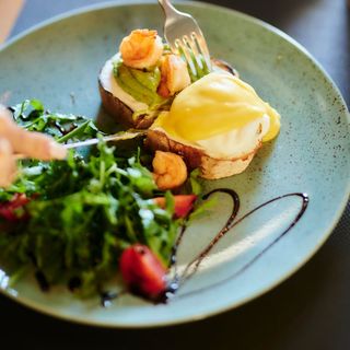 Тост з тигровою креветкою, гуакамоле і яйцем пашот (230 г)