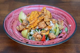 Ensalada templada de pollo y doritos