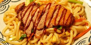 Yakiudon con pato y verduras