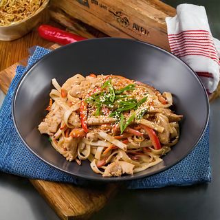 Вок с курицей и кунжутным соусом (400 гр.)