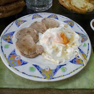 Lomo Con Huevos Fritos Y Patatas Fritas