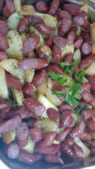 Cartofi la cuptor cu carnaciori