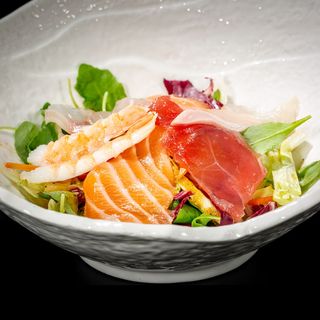 Insalata verde con pesce crudo