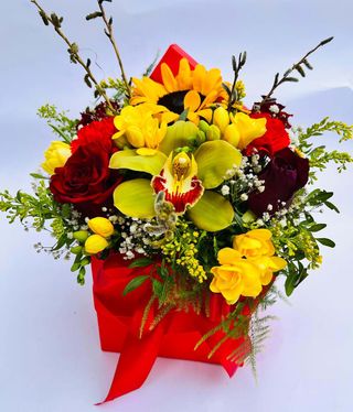 Aranjament cutie patrata 9 flori mixte