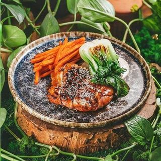 Бедро цыпленка с фри из батата и обжаренным пак-чой