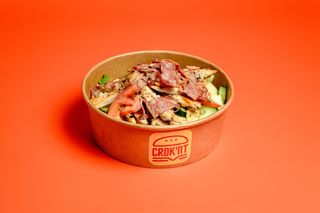 Salată cu pui la grill și bacon