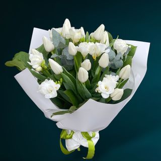 Buchet 29 frezii si lalele albe