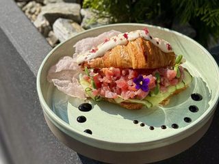 Сroissant au tartare de thon (круасан з тунцем та яйцем пашот)