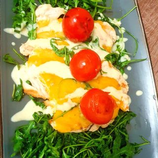 Piept de Pui pe pat de rucola gratinat cu brânza cheddar si rosii cherry 