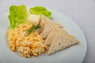 Jajecznica na maśle z 4 jaj (rozmiar M) + pieczywo i dodatki