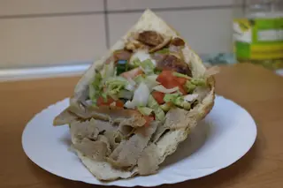 KEBAB W BUŁCE Z CIELĘCINĄ i KURCZAKIEM 