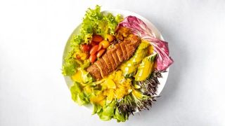 Sałatka Mango Coriander z kurczakiem