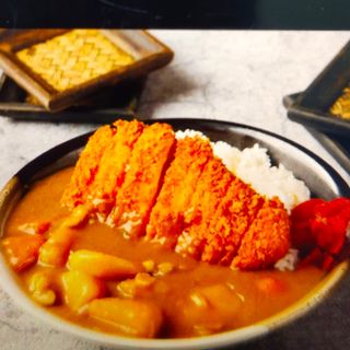 18.炸鸡排咖喱酱盖饭(Tazón de arroz con pollo frito )