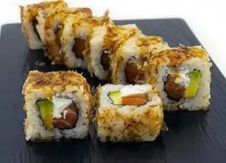 California roll con arroz negro (8 pzs.)