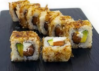 California roll con arroz negro (8 pzs.)