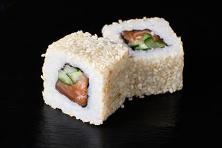 Каліфорнія в кунжуті з лососем (240г)