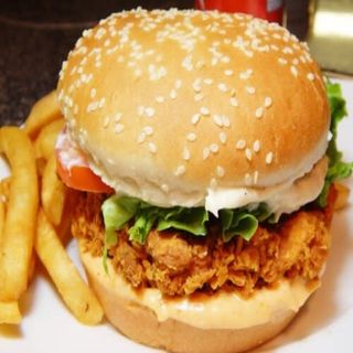 Hamburguesa De Pollo Con Ensalada (Normal)