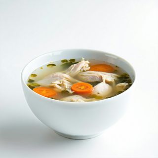 Zeamă de pui cu tăiţei