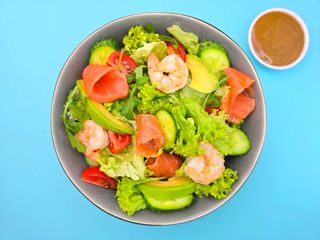 Салат з лососем та креветками (240г)