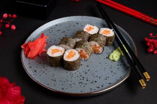Маки с лососем/ Maki cu somon