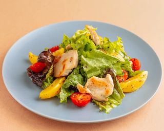 Салат с персиками и курицей