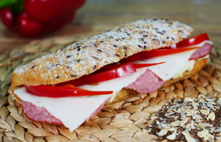 Sandwich cu salam
