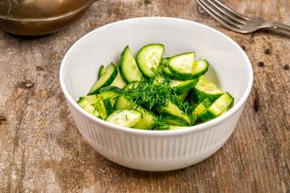 Salată de castravețI cu mărar