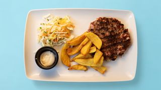 Гурманска плескавица с гарнитура (400г)