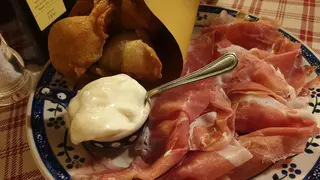 Bufala con prosciutto crudo e coccoli