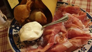 Bufala con prosciutto crudo e coccoli