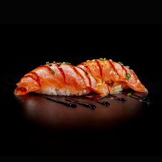 W143 Nigiri Salmón Flameado (2 Uds.)