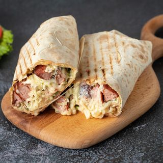 მექსიკური მდნარი ყველით და ბეკონით ლავაშში